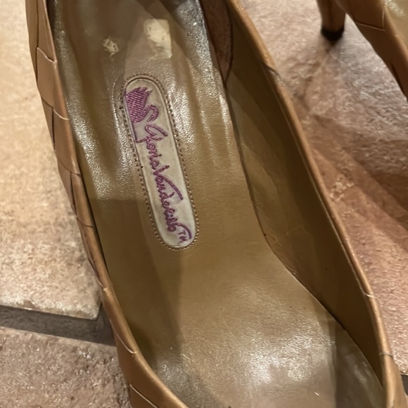 GLORIA VANDERBILT PUMPS - Picture 2 of 11